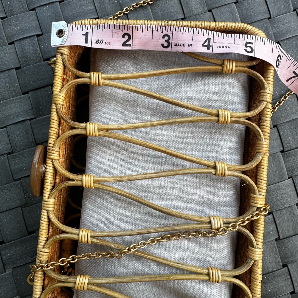 Rattan/Wicker Clutch or Crossbody. Detachable Gold chain. Interior bag linen. - Picture 5 of 6
